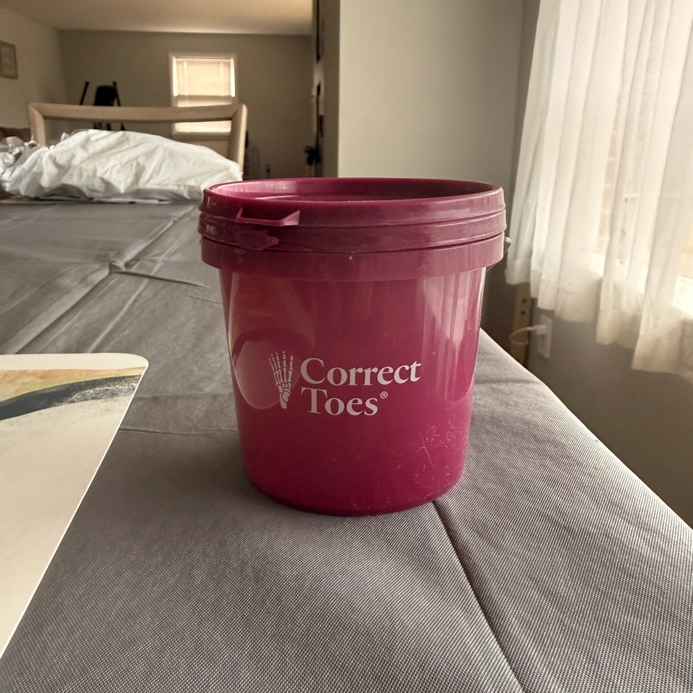 Correct Toes mini bucket-